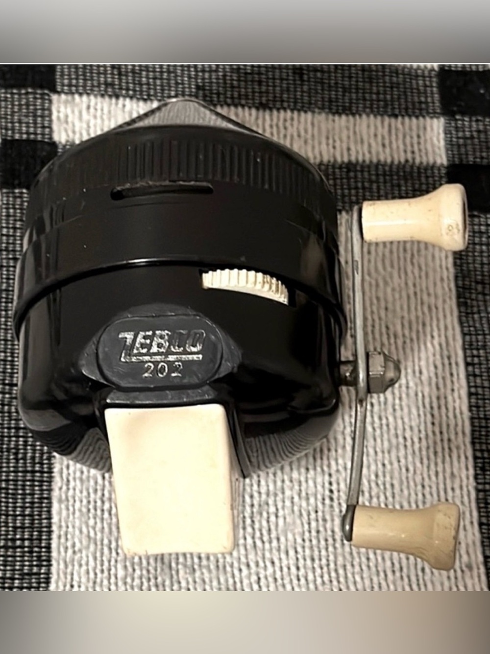 Vintage 1970’s  Zebco 202 Closed Face Spin Cast Fishing Reel